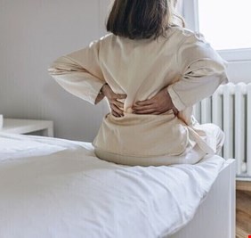 تعرف على أفضل وضعية للنوم لمن يعانون من آلام الظهر