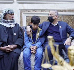 بالصور ..  الكاظمي يزور عائلة الشهيد القاضي أحمد فيصل في محافظة ميسان