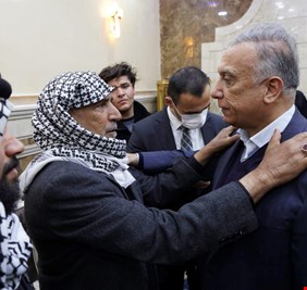 بالفيديو .. والد الشهيد يعانق الكاظمي في ميسان ويقول له بصوت عال: أنت أحسن الرجال بعد عبد الكريم قاسم