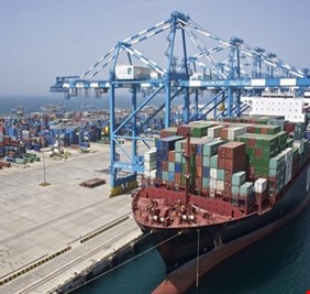 العراق يواصل تصدير المادة الصفراء لأول مرة في تاريخه عبر موانئ البصرة