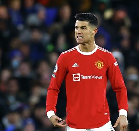 صحيفة ألمانية: أزمة كبيرة بين رونالدو ونجوم اليونايتد