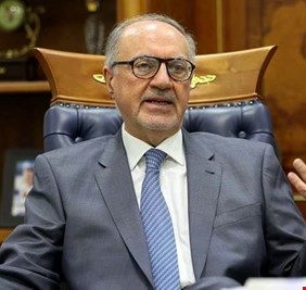 الشارع العراقي يتناقل رسالة جريئة لوزير المالية بشأن سعر صرف الدولار !