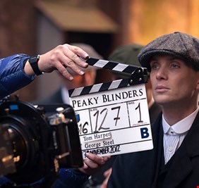 توماس سيحارب على جميع الجبهات .. كلّ ما نعرفه حتى الآن عن الموسم الأخير من Peaky Blinders