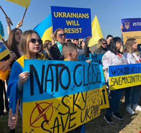 بالصور.. الجالية الاوكرانية في العراق تتظاهر احتجاجا على الغزو الروسي