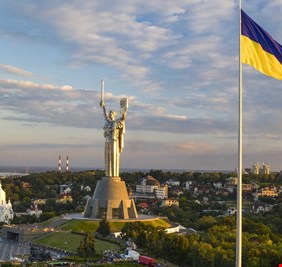 أوكرانيا لا تصدر (الجمال) الى العالم فقط، إنما (المال والجمال والحلال)!