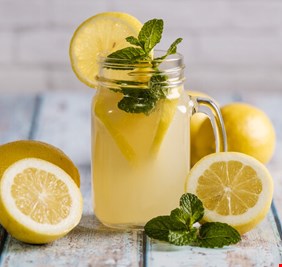 6 طرق يساعد بها عصير الليمون على تعزيز صحتنا