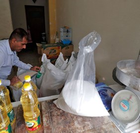 الحكومة تحاول السيطرة على الأسعار.. توزيع وجبتين من التموينية ورقابة امنية مشددة على التجار