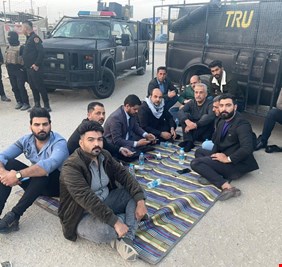 بالصورة .. نواب إمتداد يعتصمون أمام منزل النائبة سهى السلطاني في بابل من أجل تسليم أفراد الحماية الذين اعتدوا على المتظاهرين