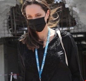 فضيحة مدوية ... تسريب صورة جواز أنجلينا جولي يغضب اليمنيين