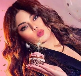 هيفاء وهبي تحتفل بعيد ميلادها.. تورتة ذهبية