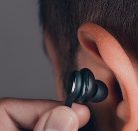 خبير يحذر من مخاطر صحية ترتبط باستخدام سماعات الأذنين يوميا