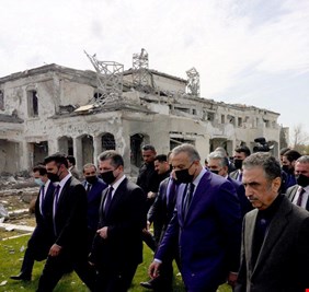 الكاظمي يتفقد موقع سقوط الصواريخ في أربيل