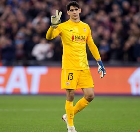 الحارس المغربي بونو على رادار مانشستر يونايتد