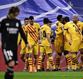 فتيان برشلونة يلقنون نجوم ريال مدريد درساً في عقر دارهم، ويدفعون جمهور الملكي لمغادرة الملعب قبل نهاية المباراة بعشرين دقيقة