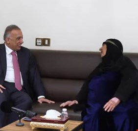 هل سيفعلها الذين سيأتون بعده؟ الكاظمي يستقبل أمرأة في الثمانين من عمرها، ويقبل رأسها ويقول لها : لا تبچين .. آني عندچ يمه !