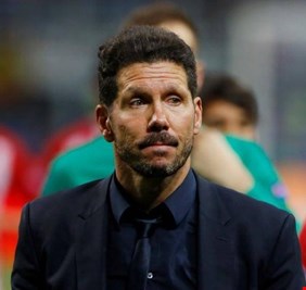 أتلتيكو ينكس علمه حدادًا على والد سيميوني