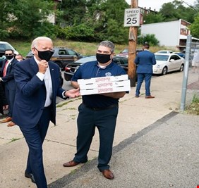 بايدن يتناول البيتزا في قاعدة عسكرية ببولندا