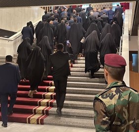 النواب يدخلون قاعة جلسة انتخاب رئيس الجمهورية