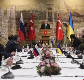 بداية بلا مصافحة سبقتها تلميحات بتنازلات.. الخصمان الروسي والأوكراني يجتمعان وجهاً لوجه بإسطنبول