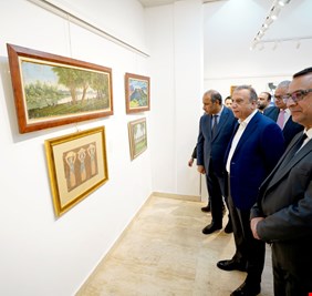 الكاظمي يتفقد  مهرجان الواسطي للفن التشكيلي في وزارة الثقافة