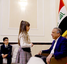الكاظمي يستقبل طفلة موهوبة من محافظة نينوى