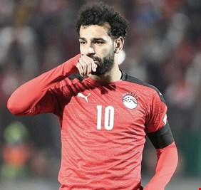 الصديق وقت الضيق.. محمد صلاح يتلقى رسالة دعم من صديقي وفي