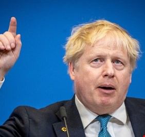 بريطانيون يطالبون برحيل جونسون احتجاجا على ارتفاع أسعار الطاقة