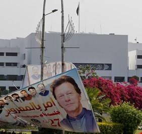 حل البرلمان الباكستاني بعد فشله في سحب الثقة من عمران خان