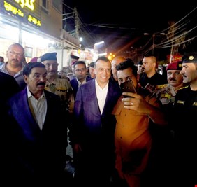 بالصور .. الكاظمي بين الناس في اسواق المحمودية