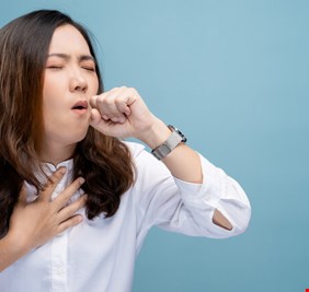 10 أسباب لعدم التمكن من التوقف عن السعال وماذا نفعل حيال ذلك!