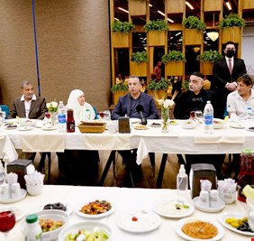 بالصور .. الكاظمي يشارك المسنين مائدة الافطار ويعتبر رعايتهم واجب في أعناق الجميع