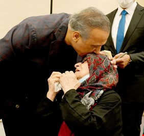 حين يضع (الرئيس) يده فوق ايادي الفقراء ويبحث عن المنسيين ليتناول معهم لقمة افطاره الرمضاني