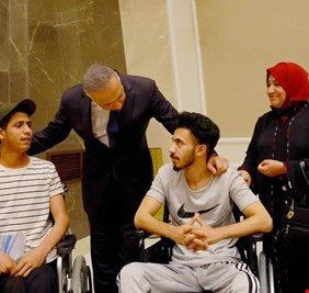 الكاظمي بين جرحى التظاهرات: علاجكم على نفقة الدولة ورعايتكم مسؤوليتي