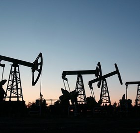 وكالة الطاقة الدولية تعلن عن أكبر عملية ضخ للنفط من احتياطي الطوارئ