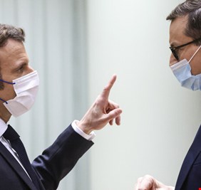 بولندا تستدعي السفير الفرنسي على خلفية تصريحات ماكرون عن رئيس حكومتها