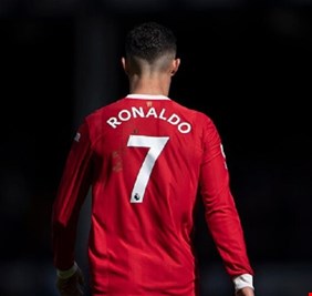 فيديو لكريستيانو رونالدو يحطِّم هاتف مشجع بعد هزيمة فريقه من إيفرتون، ومانشستر يونايتد يفتح تحقيقاً