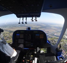 راكبة تتولى قيادة طائرة وتمنعها من السقوط على منطقة سكنية في فرنسا