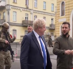 جونسون وزيلينسكي.. جولة على الأقدام في شوارع كييف 