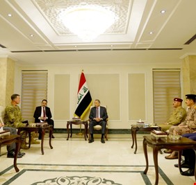 الكاظمي يلتقي قائد القيادة الوسطى الأميركية ويؤكد على التنسيق المشترك