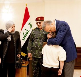 لماذا استقبل رئيس الوزراء مصطفى الكاظمي لواء في الجيش العراقي مع افراد عائلته؟