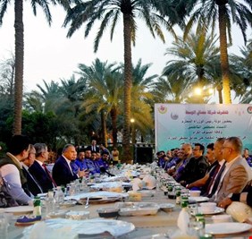 الكاظمي (يفطر) في الدورة مع كادر وعمال المصفى