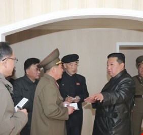 كيم جونغ أون يحضر حفل افتتاح منطقة سكنية في بيونغ يانغ