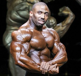 وفاة بطل كمال الأجسام سيدريك ماكميلان عن 44 عاما