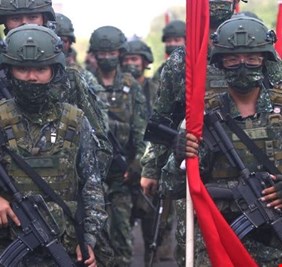 تايوان تبدأ تجهيز مواطنيها لـ “غزو صيني” محتمل.. أصدرت أول دليل للدفاع عن النفس خلال الحرب