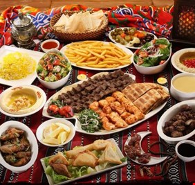 إذا كان تناول الطعام ليلاً يزيد الوزن، فهل يتسبَّب الإفطار بنفس النتائج على الميزان؟