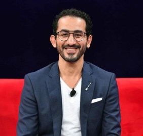 خارج من الكرتونة ... أحمد حلمي يروّج لفيلمه الجديد 