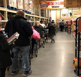 فرنسا.. إقبال كبير على شراء سلع غذائية استراتيجية