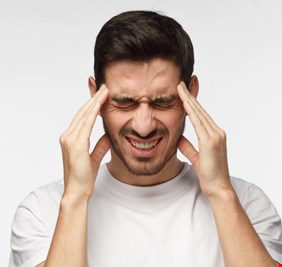 حدوثه أثناء ساعات الصيام أمرٌ شائع ومزعج.. أسباب الصداع في رمضان وطرق تجنُّبه