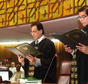 حكومة باكستان الجديدة تحكم قبضتها على البرلمان.. انتخبوا رئيساً حليفاً لهم وسط غياب أنصار خان