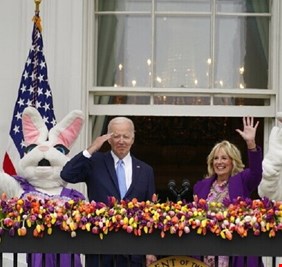 بايدن يحضر حفلا لمراسلي البيت الأبيض كان ترامب قاطعه أثناء ولايته